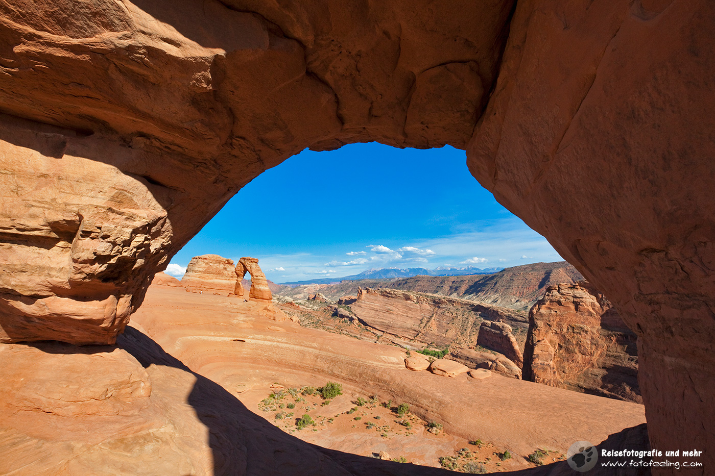 Blick durch ein Felsfenster auf die Delicate Arch