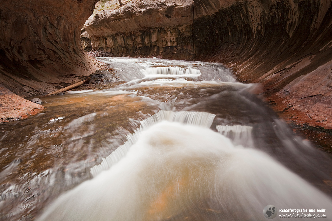 Subway, offener Felstunnel mit Hochwasser