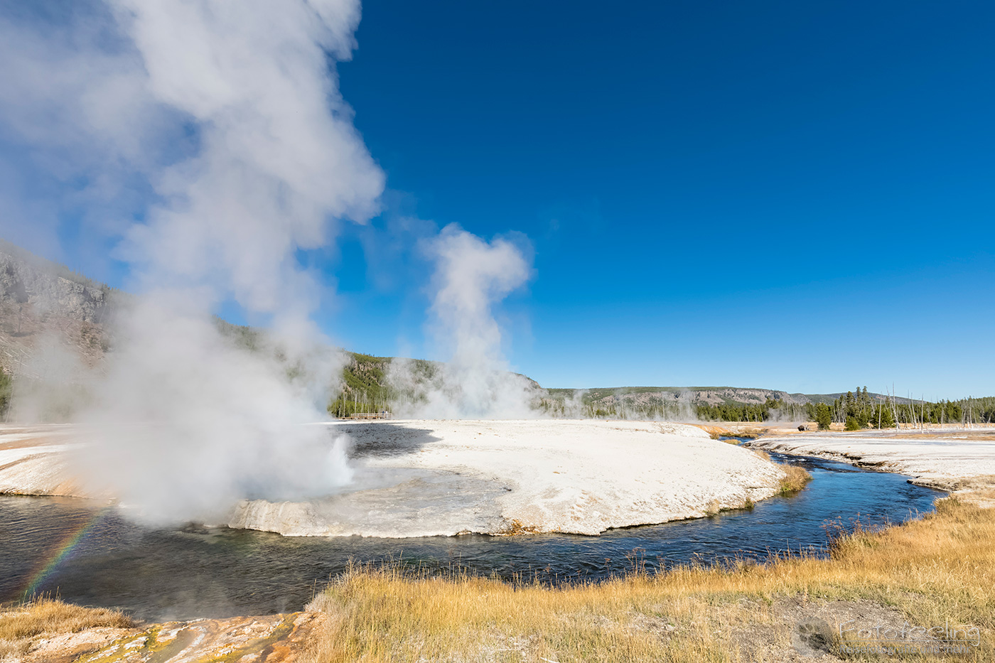 Iron Spring Creek mit dem ausbrechendem Cliff Geysir