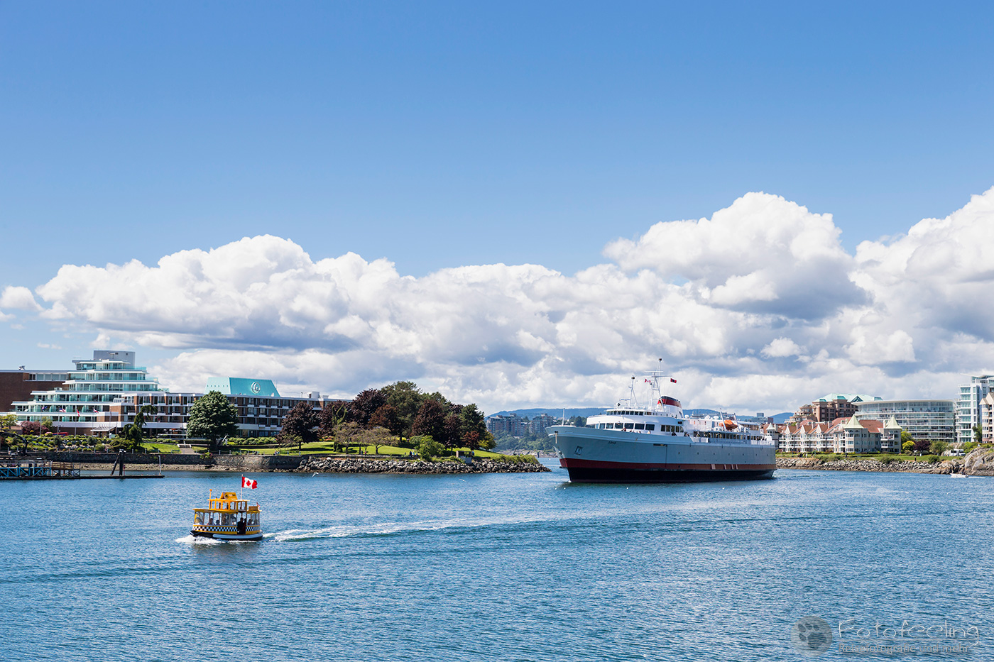Wassertaxi und Kreuzfahrtschiff