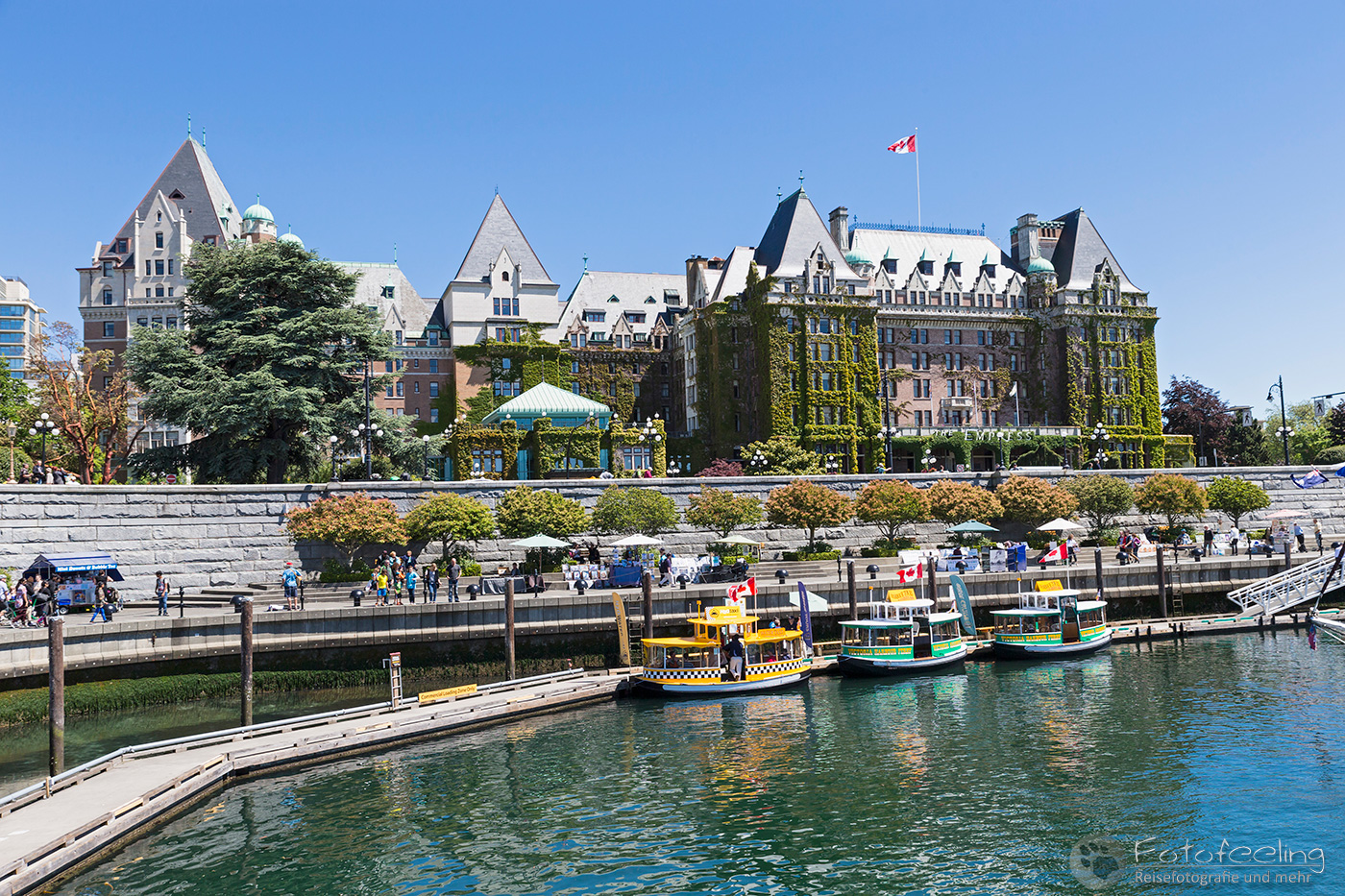 Wassertaxis vor dem Empress Hotel