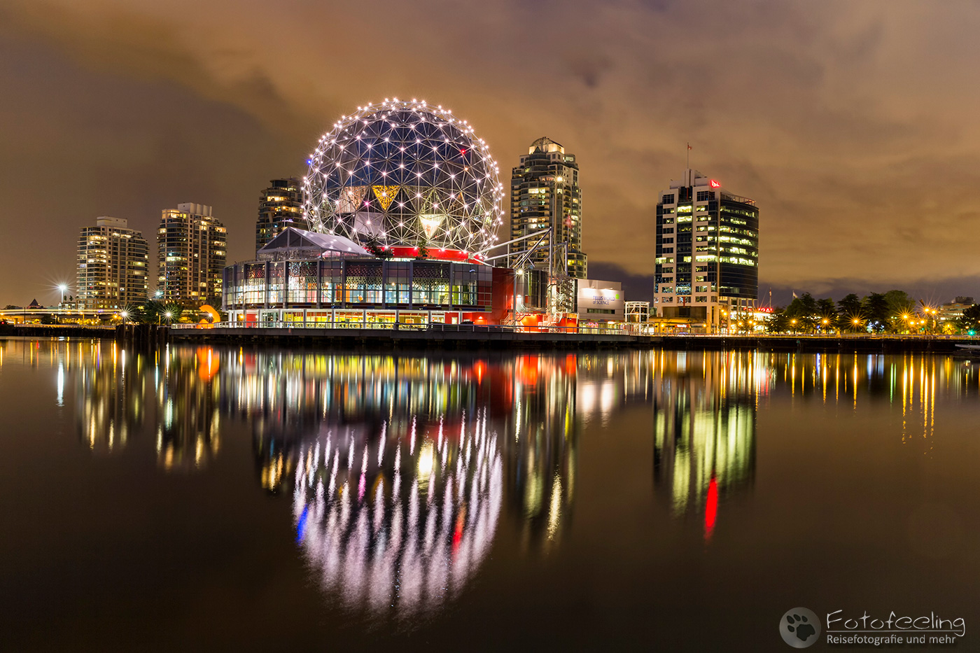 TELUS World of Science (Science World) nachts