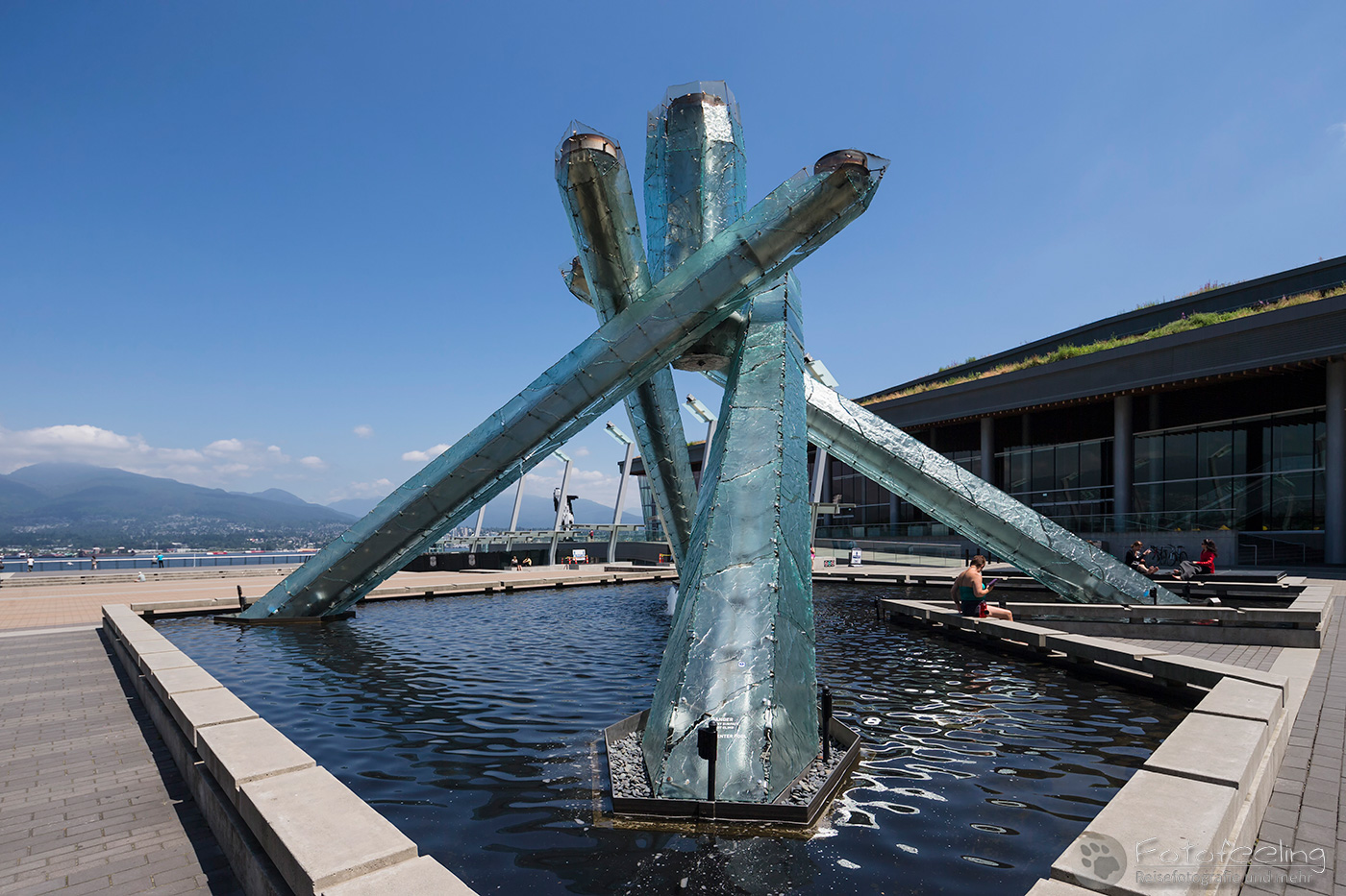 The Vancouver Olympic Flame und Vancouver Convention Centre