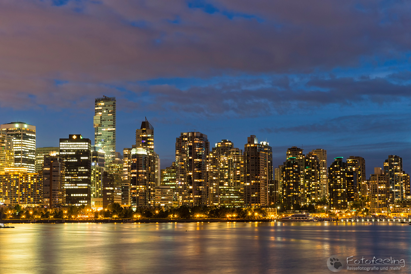 Skyline von Vancouver zur Blauen Stunde