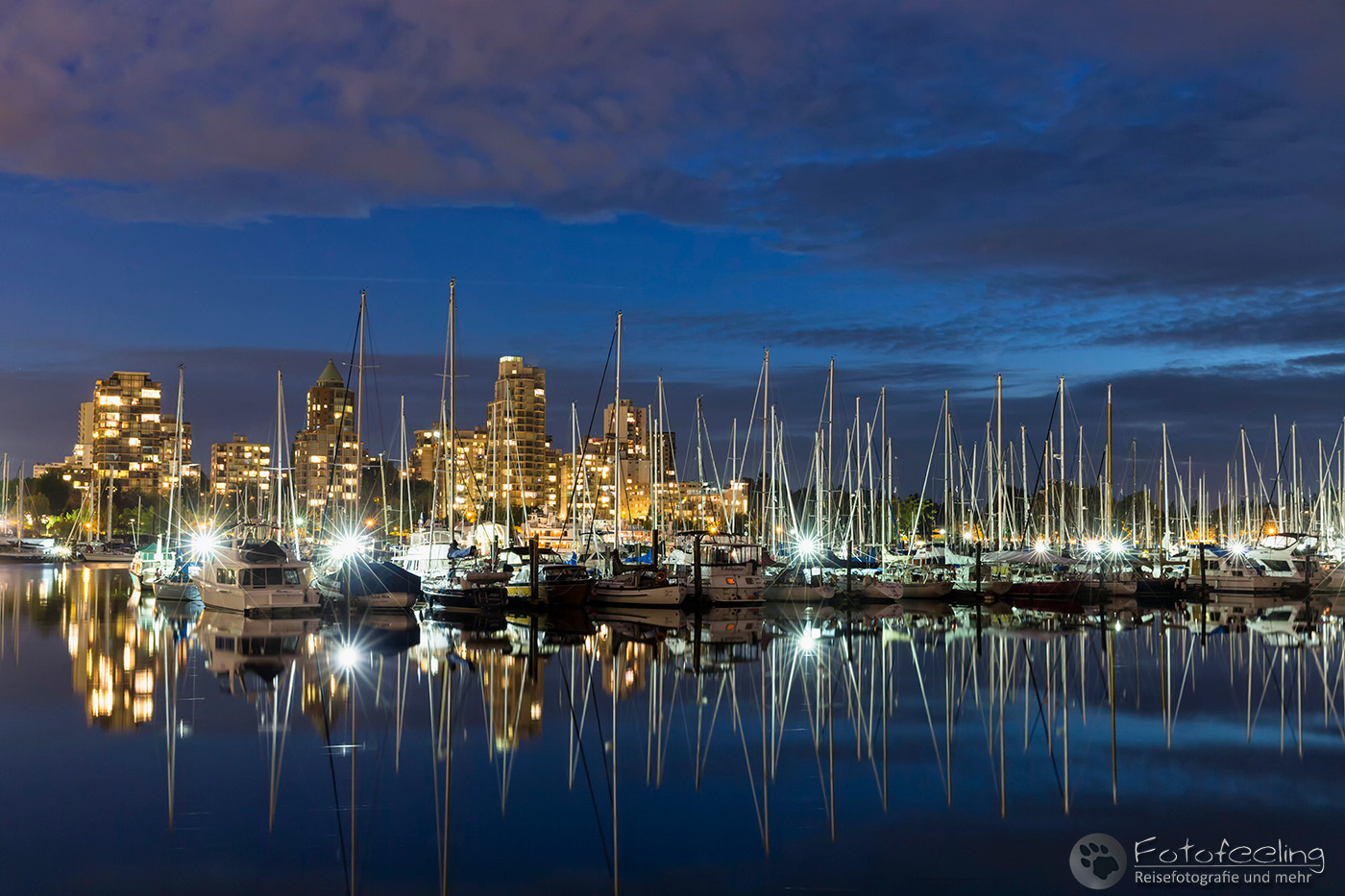 Marina und Skyline von Vancouver zur Blauen Stunde