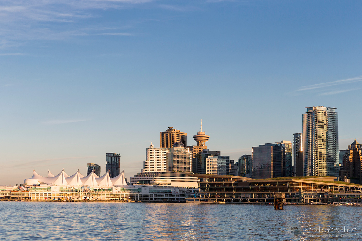 Skyline von Vancouver mit Canada Place und Lookout Tower