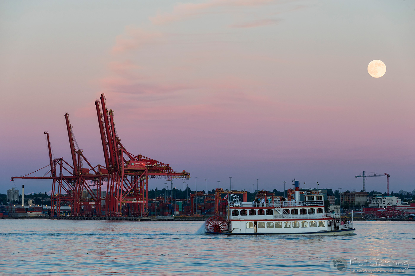 Vollmond über dem Hafen von Vancouver
