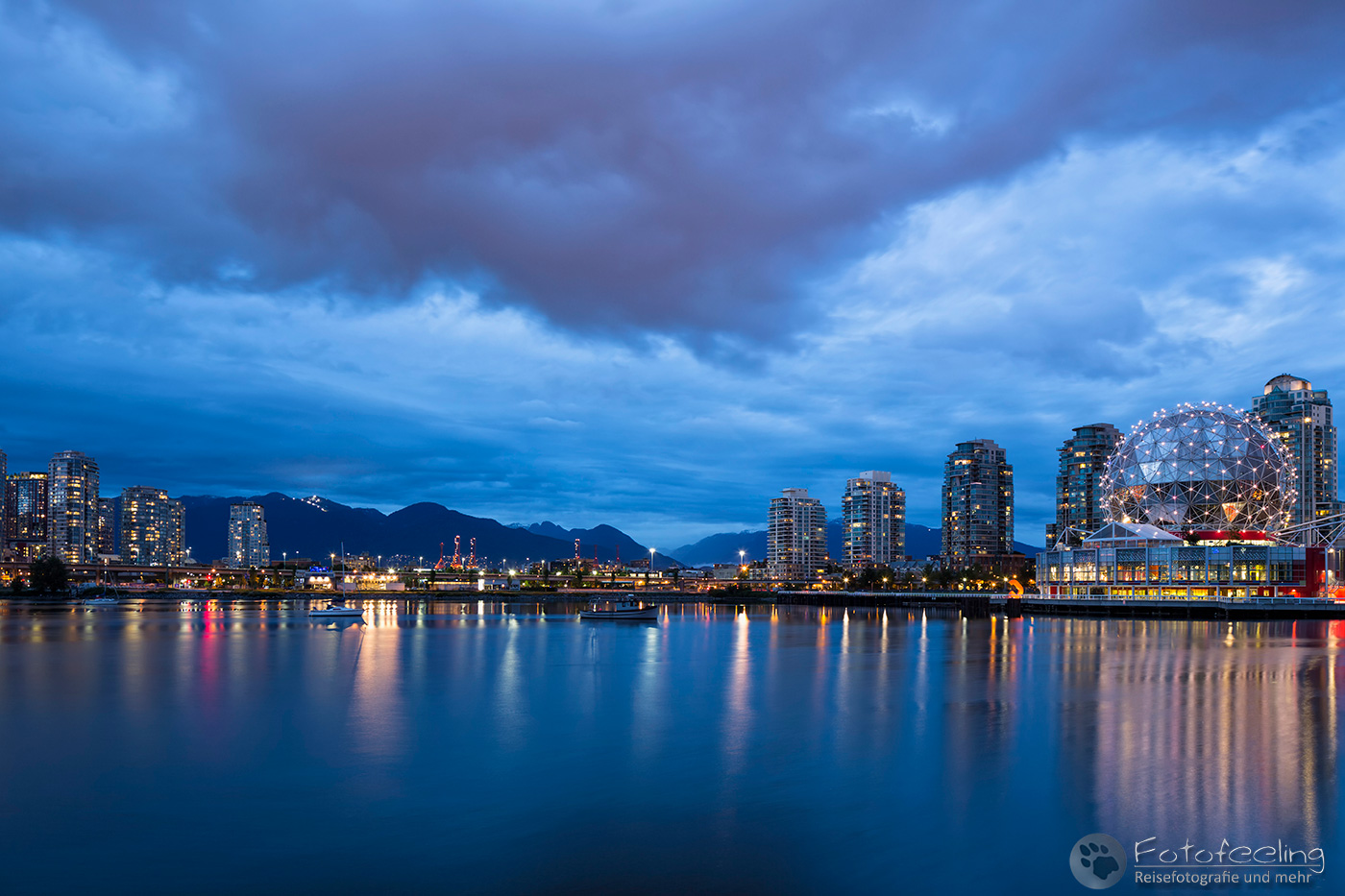 TELUS World of Science (Science World) zur blauen Stunde
