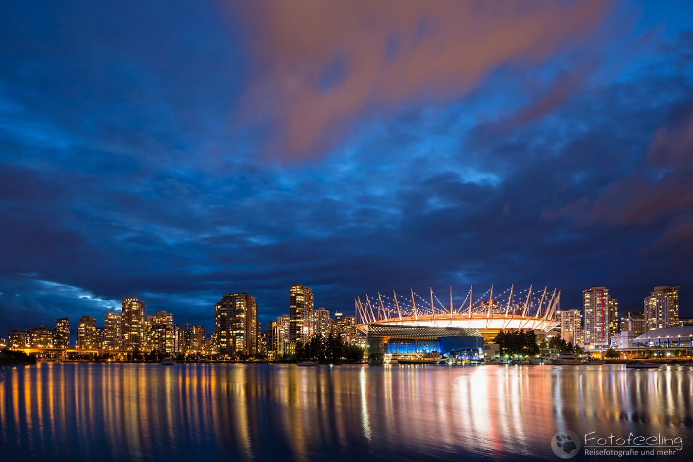 BC Place Stadium, Plaza of Nations und Downtown zur blauen Stunde