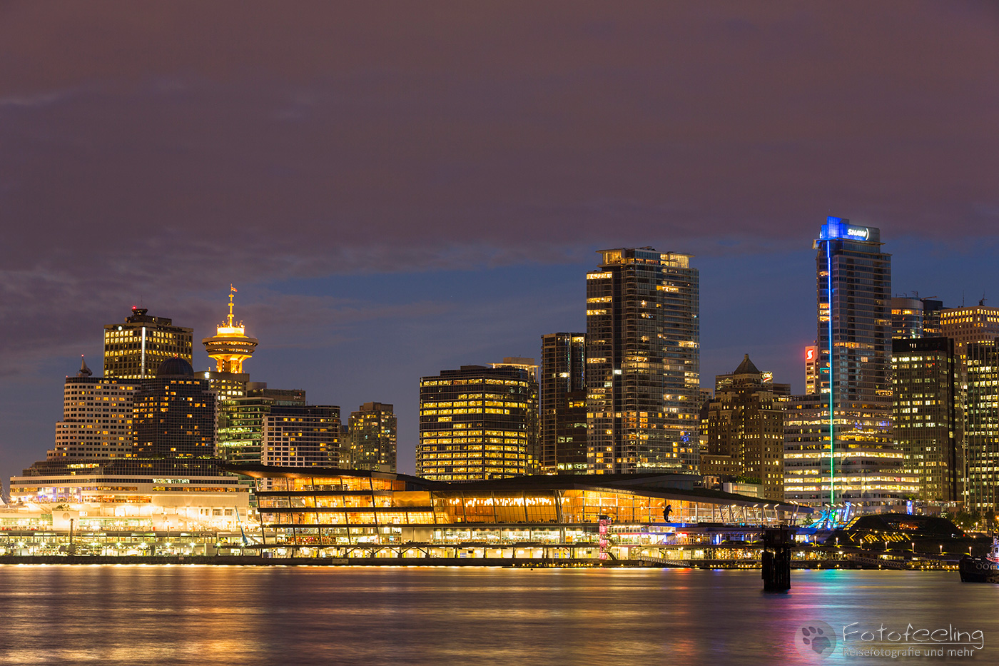 Skyline von Vancouver mit Vancouver Convention Centre und Lookout Tower