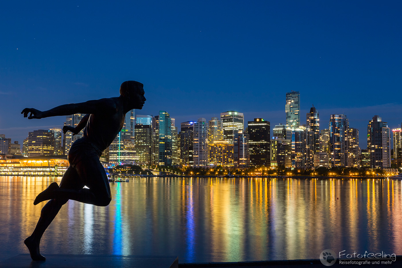 Skyline mit Harry Winston Jerome Statue im Stanley Park