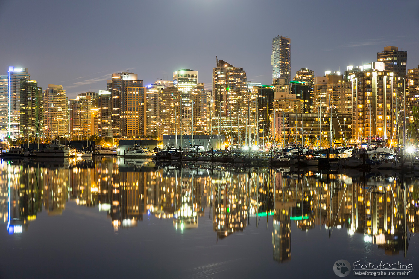 Marina und Skyline von Vancouver zur Blauen Stunde