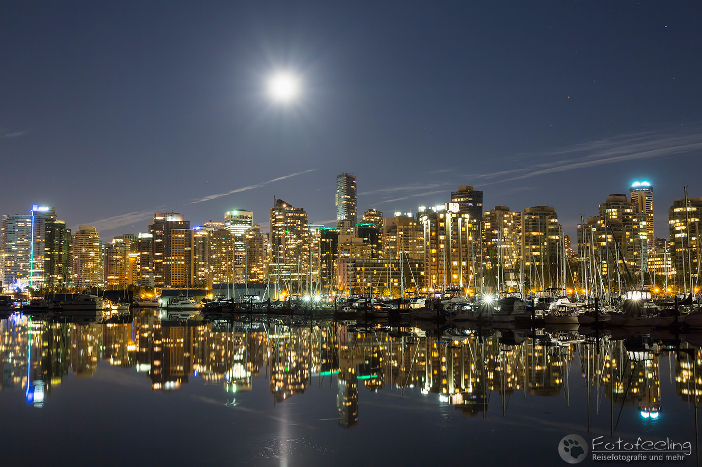 Marina und Skyline von Vancouver zur Blauen Stunde