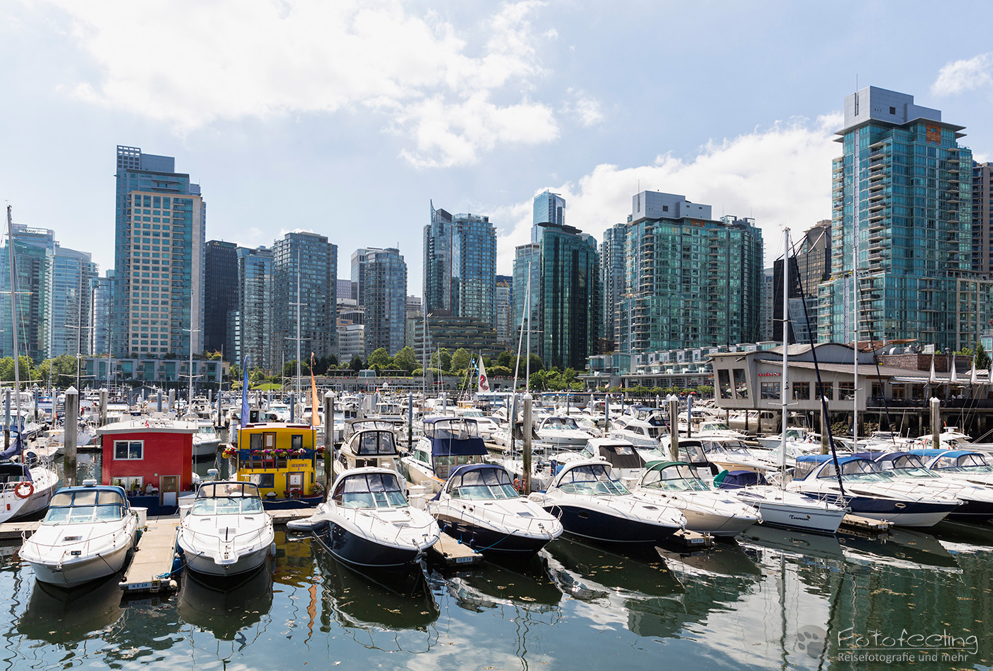 Marina und Hochhäuser an der Waterfront