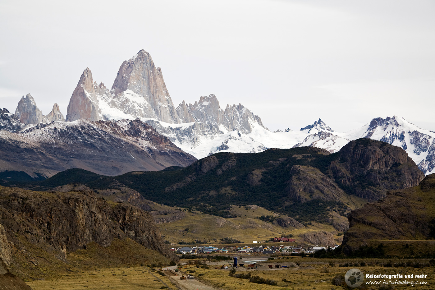 Straße nach El Chalten mit Blick auf das Fitz Roy Massiv