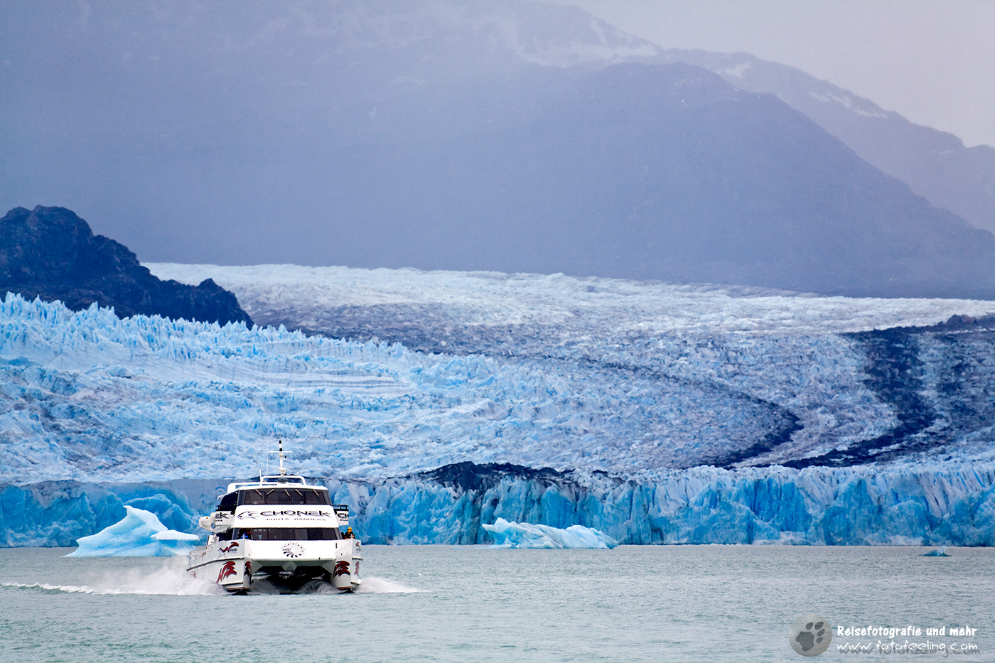 Katamaran vor dem Upsala Gletscher im See Lago Argentino