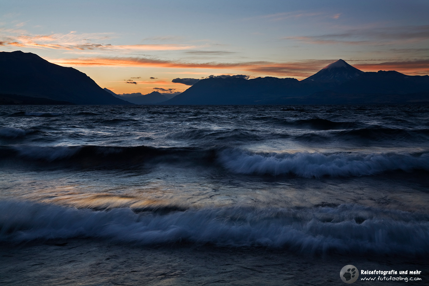See Lago Huechulafquen mit dem Vulkan Lanin bei Sonnenuntergang