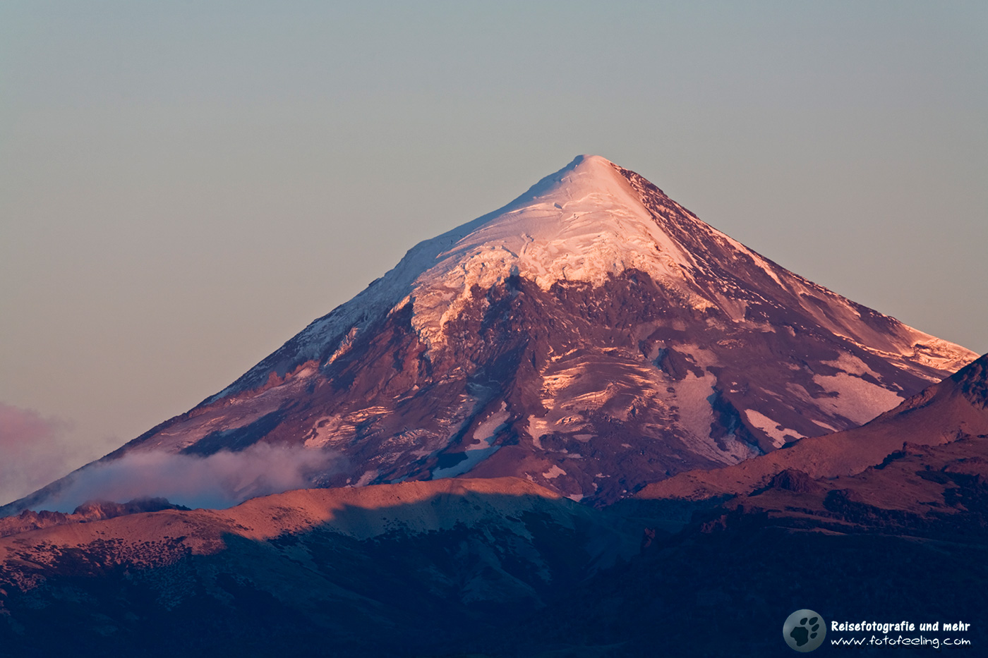 See Lago Huechulafquen mit dem Vulkan Lanin bei Sonnenaufgang