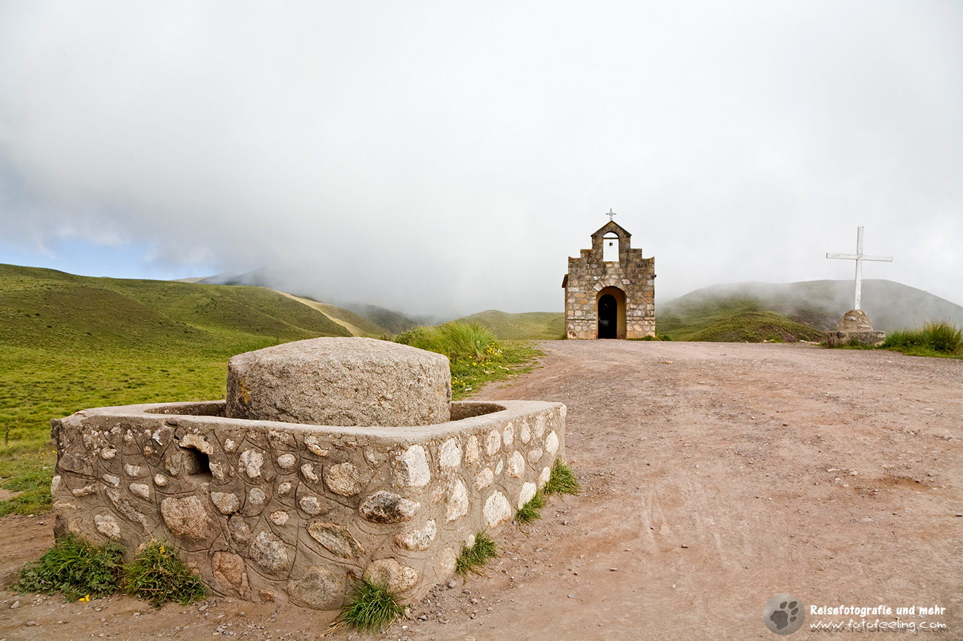 Mühlstein mit Kapelle und Kreuz auf der Passhöhe im Nationalpark Los Cardones