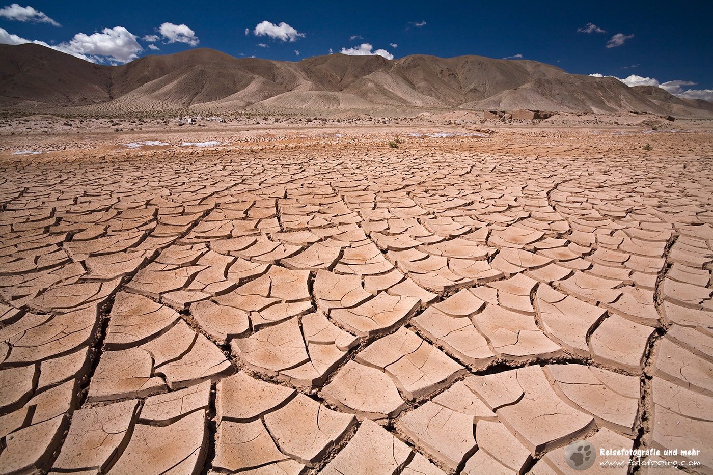 Ausgetrocknete Erde mit verlassener Siedlung in der Wüste