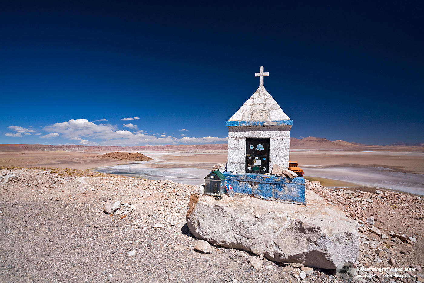 Kapelle vor einem Salzsee in der Wüste