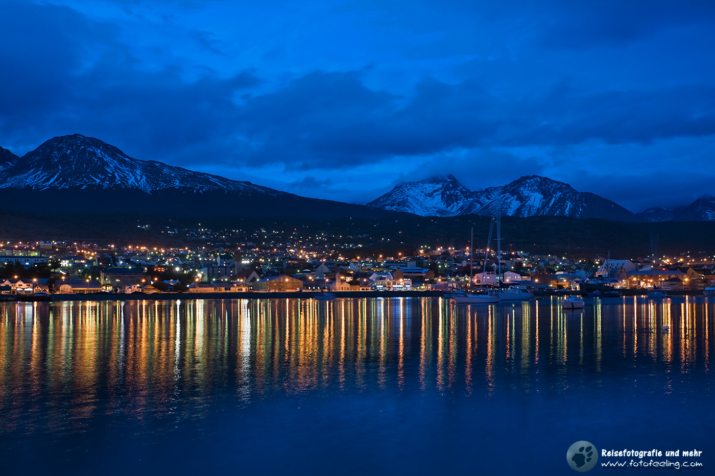 Skyline von Ushuaia, der südlichsten Stadt der Welt bei Dämmerung