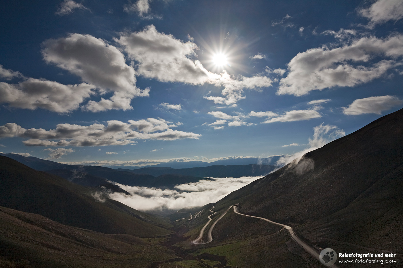 Andenüberquerung auf einer Pass-Straße durch Wolken und den Nebel, Richtung Jama Pass (Paso de Jama),