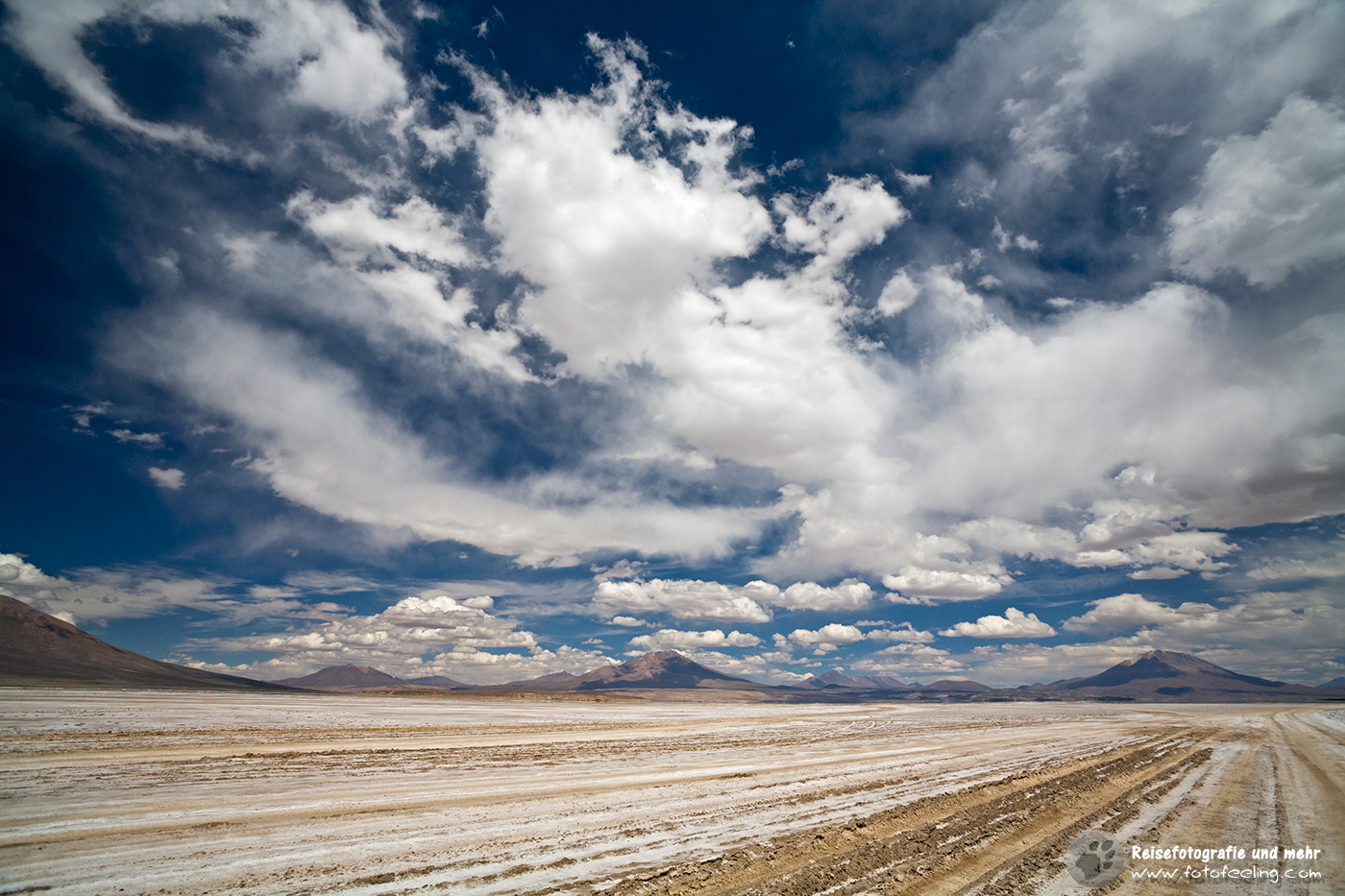 Ausgefahrene Spuren durch einen Salzsee