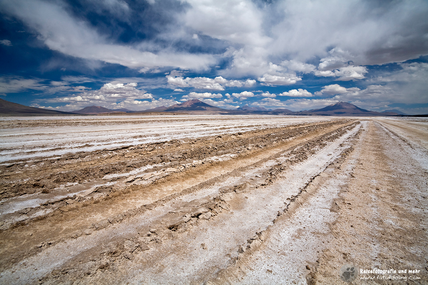 Ausgefahrene Spuren durch einen Salzsee