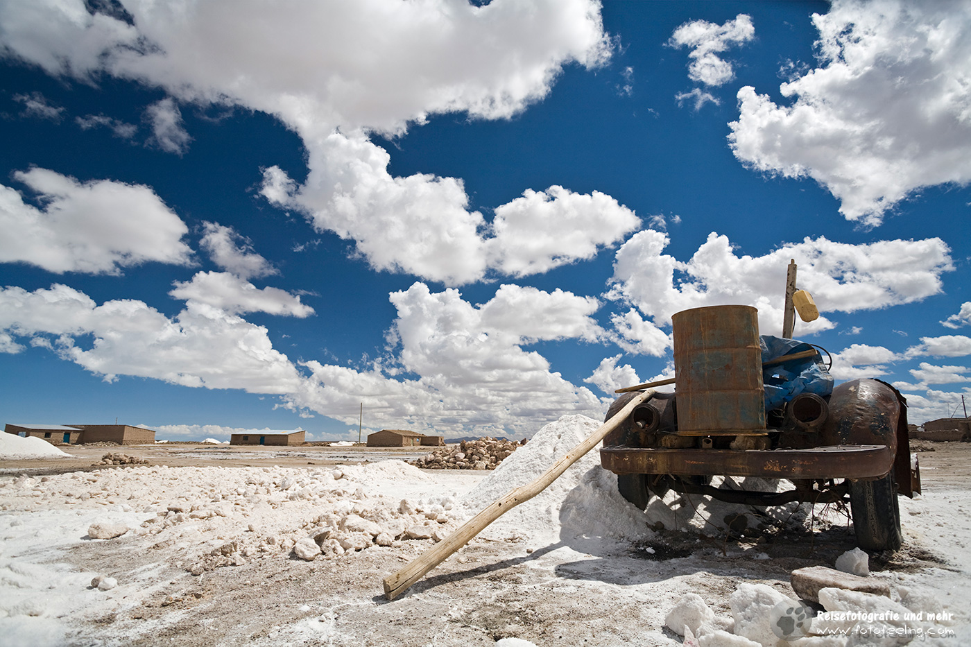 Altes Auto in einem Salzdorf am Rande des Salzsees Salar de Uyuni