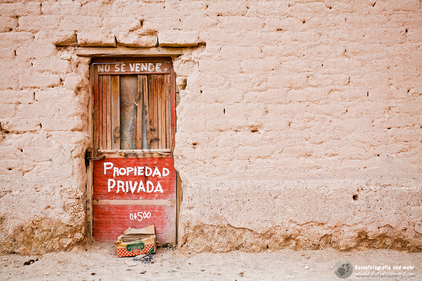 Verfallene Tür einer Hausfassade, Stadtmitte von Uyuni