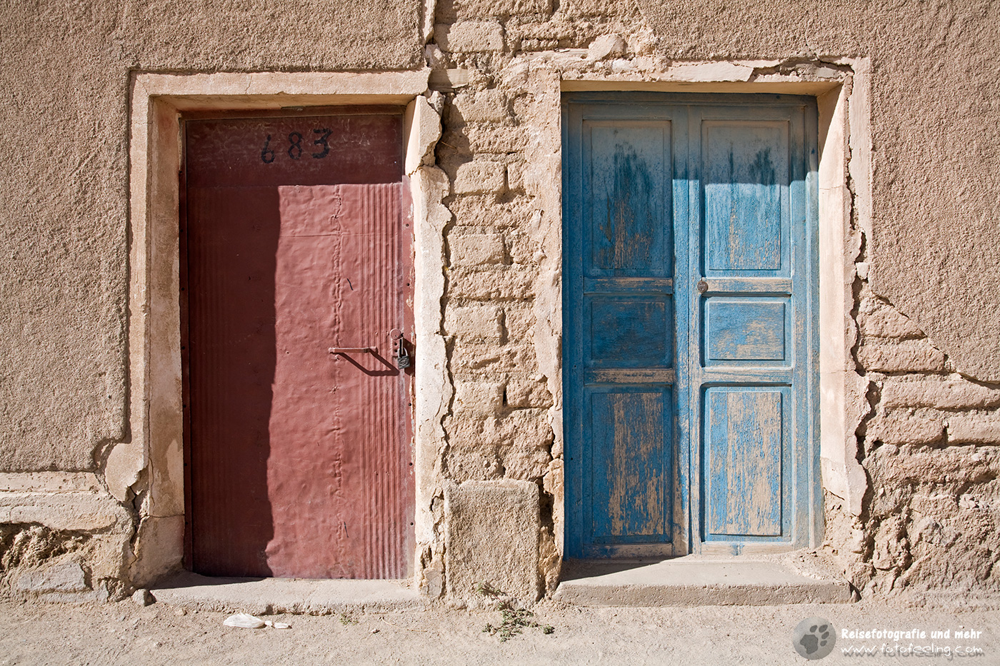 Türen einer Hausfassade, Stadtmitte von Uyuni