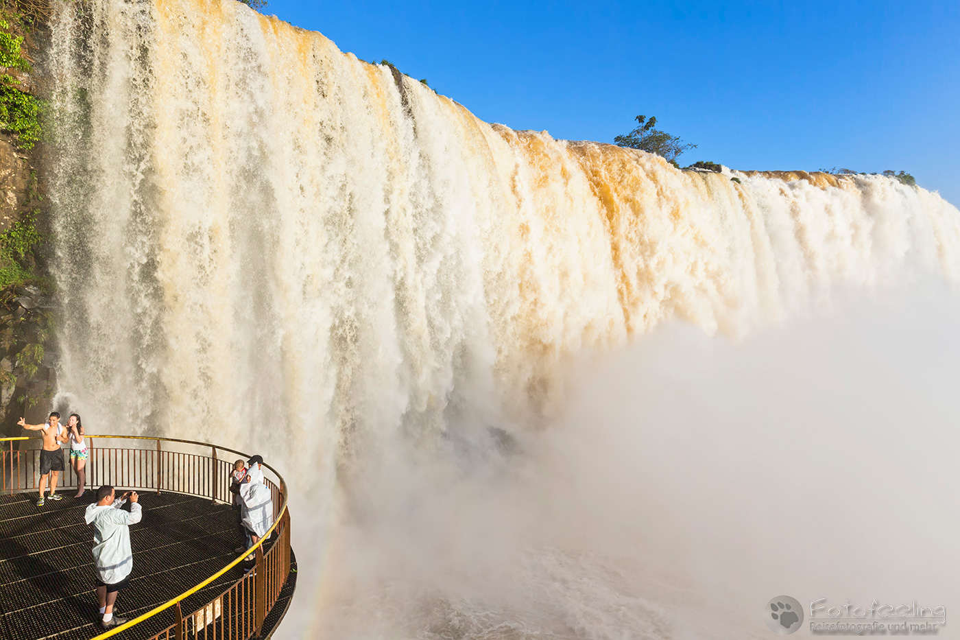 Besucherplattform vor den Iguazú Wasserfällen, Brasilianische Seite