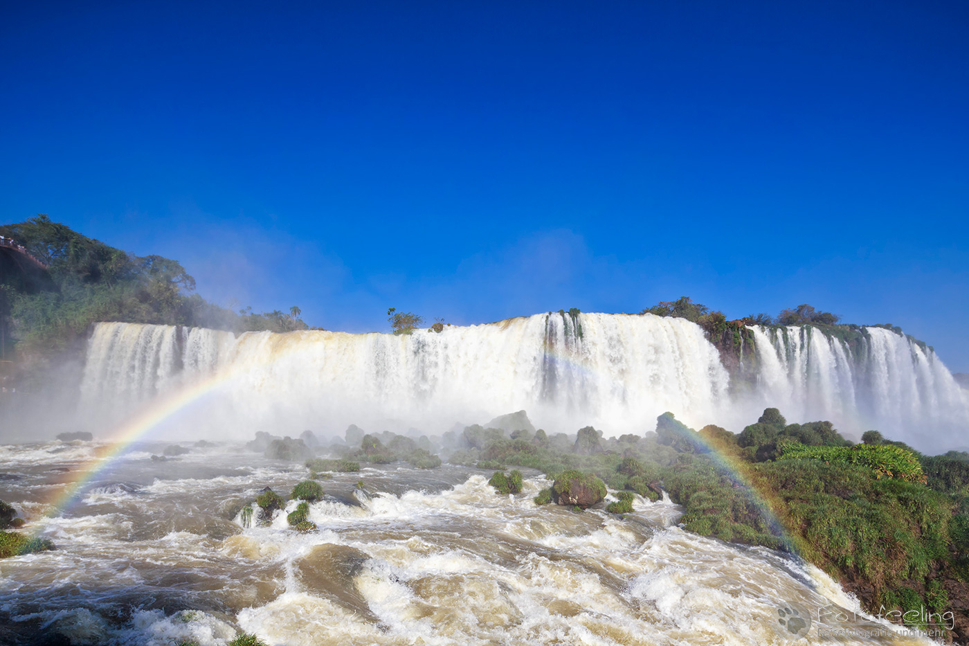 Iguazú Wasserfälle mit Regenbogen, Brasilianischen Seite
