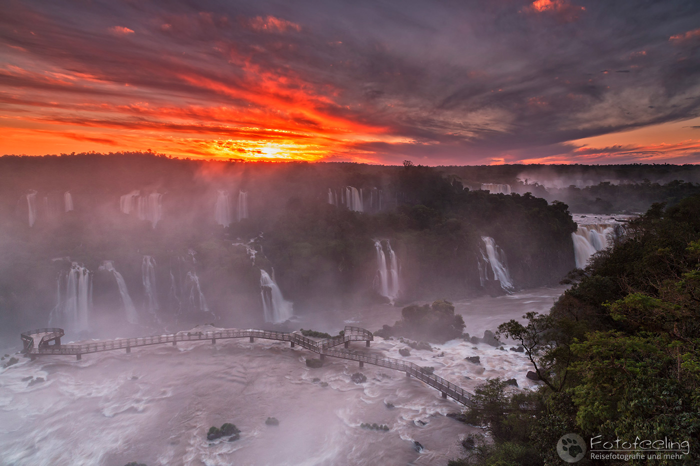 Iguazú Wasserfälle im Sonnenuntergang, Brasilianische Seite