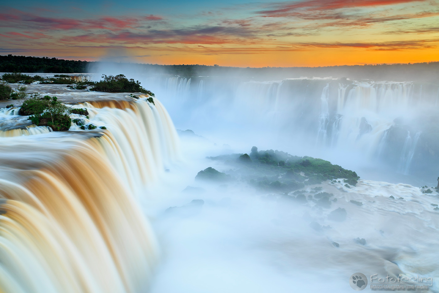 Iguazú Wasserfälle im Sonnenuntergang, Brasilianische Seite