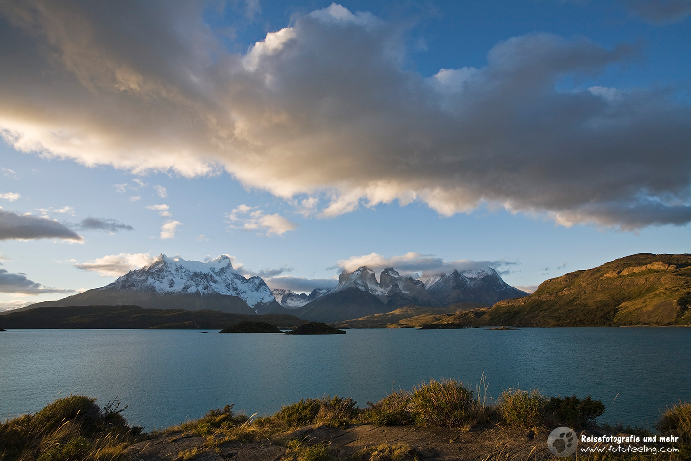 Wolkenstimmung am See Lago Pehoe mit Blick auf das Torres del Paine Bergmassiv
