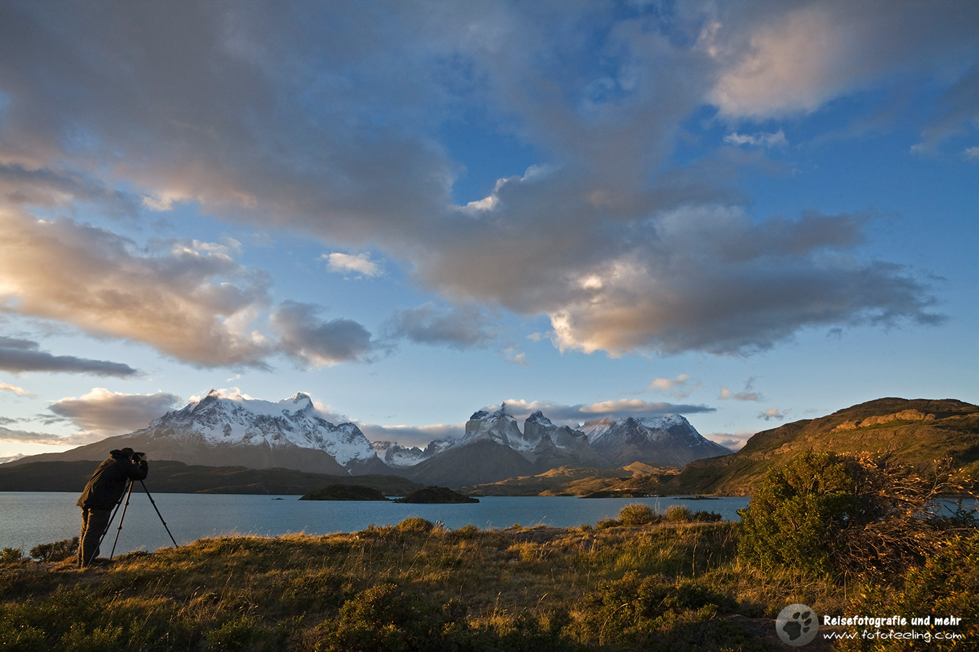 Wolkenstimmung am See Lago Pehoe mit Blick auf das Torres del Paine Bergmassiv