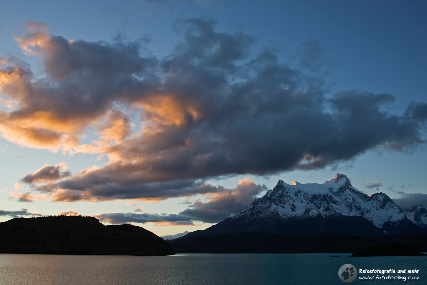 Torres del Paine Massiv bei Sonnenuntergang am See Lago Pehoe