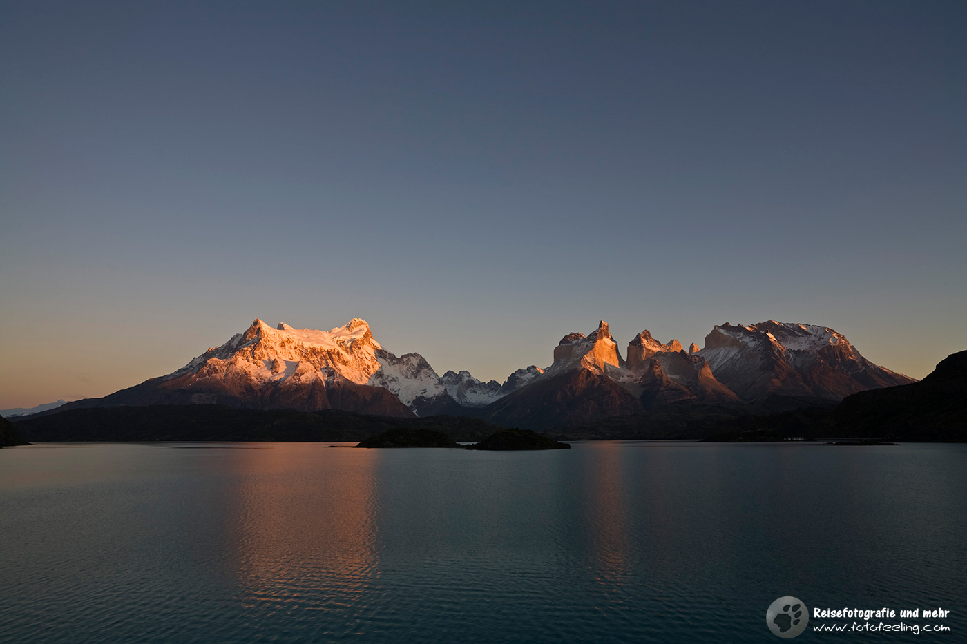 Erstes Licht am Torres del Paine Bergmassiv am See Lago Pehoe
