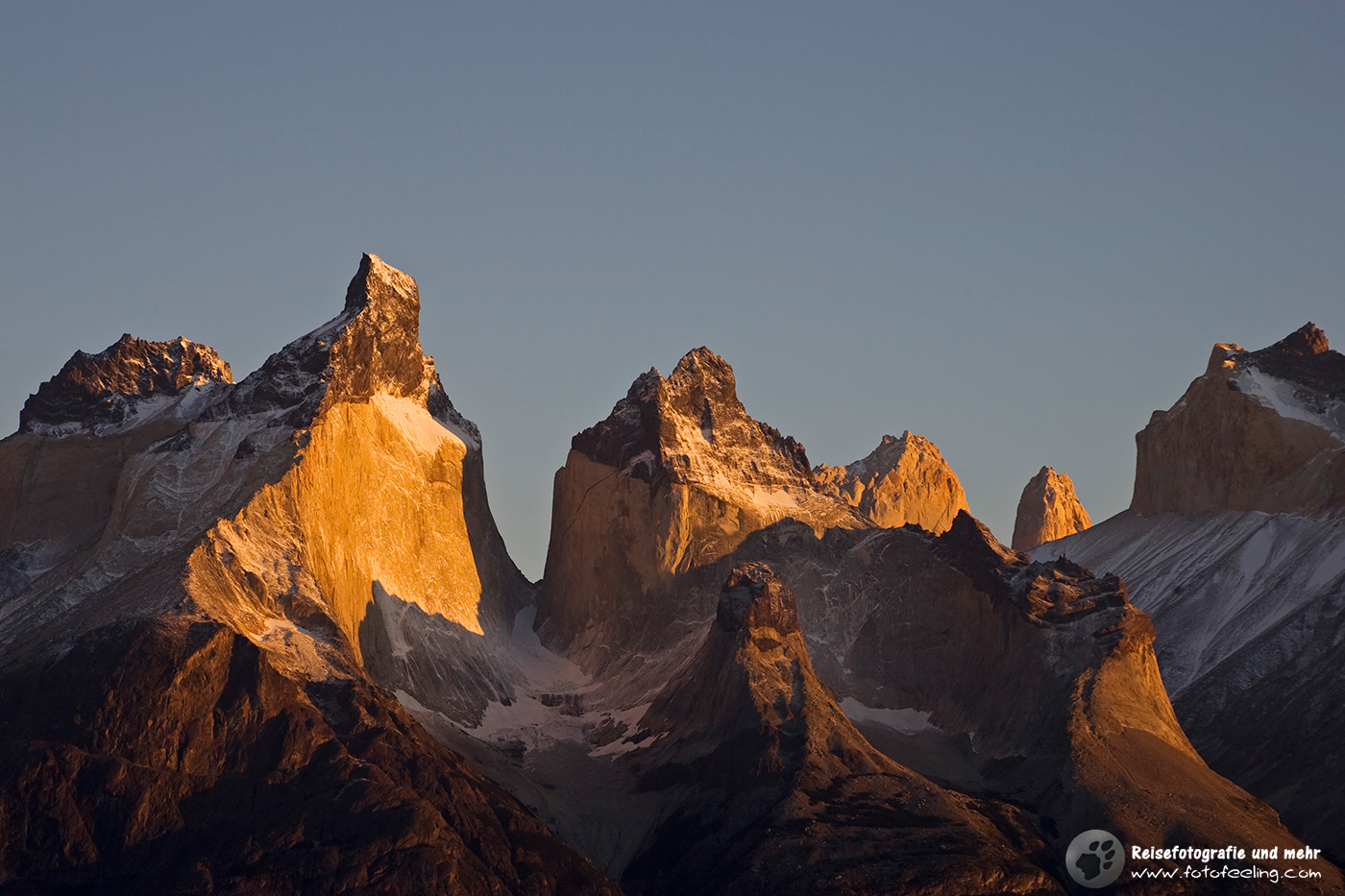 Erstes Licht auf den Bergspitzen des Torres del Paine Massivs