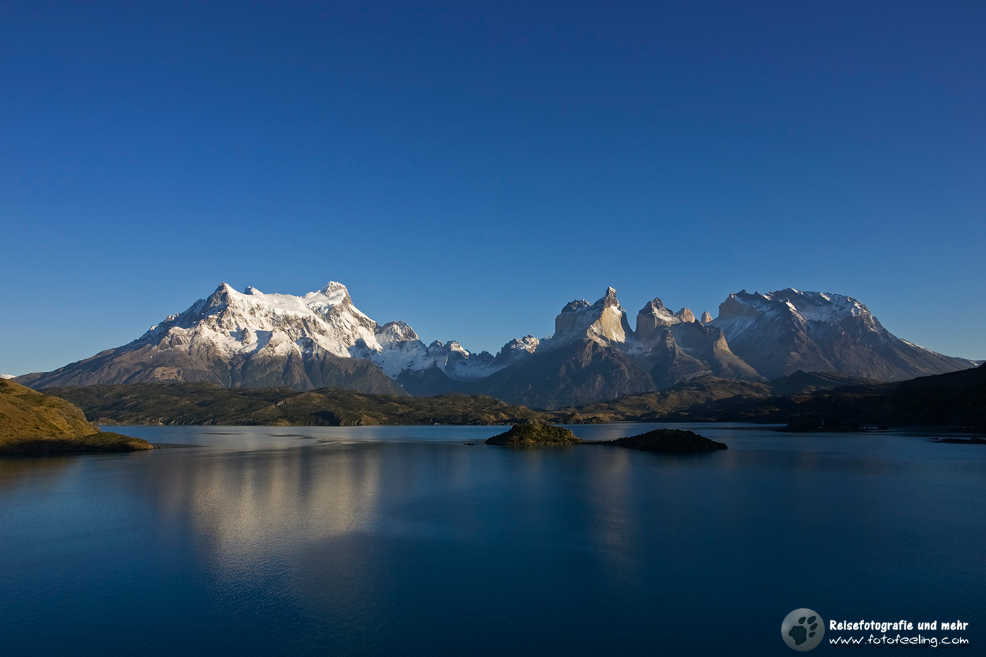 Blick auf das Torres del Paine Bergmassiv vom See Lago Pehoe
