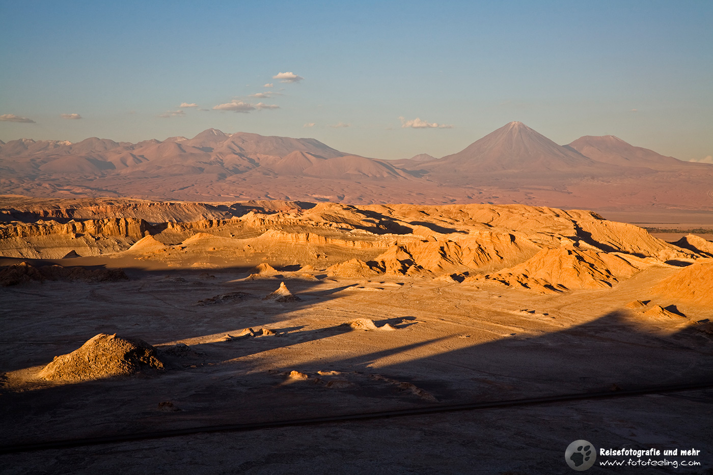 Blick auf die Wüstenlandschaft mit dem Vulkan Licancabur, Valle de la Luna