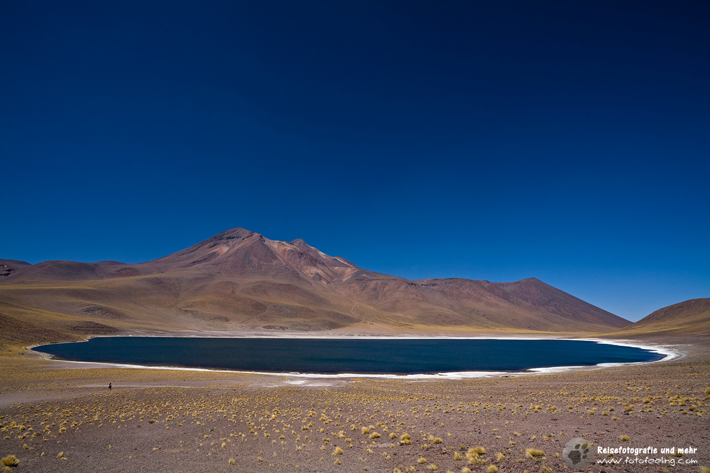 Lagune Laguna Meniques mit dem Berg Cerro Meniques