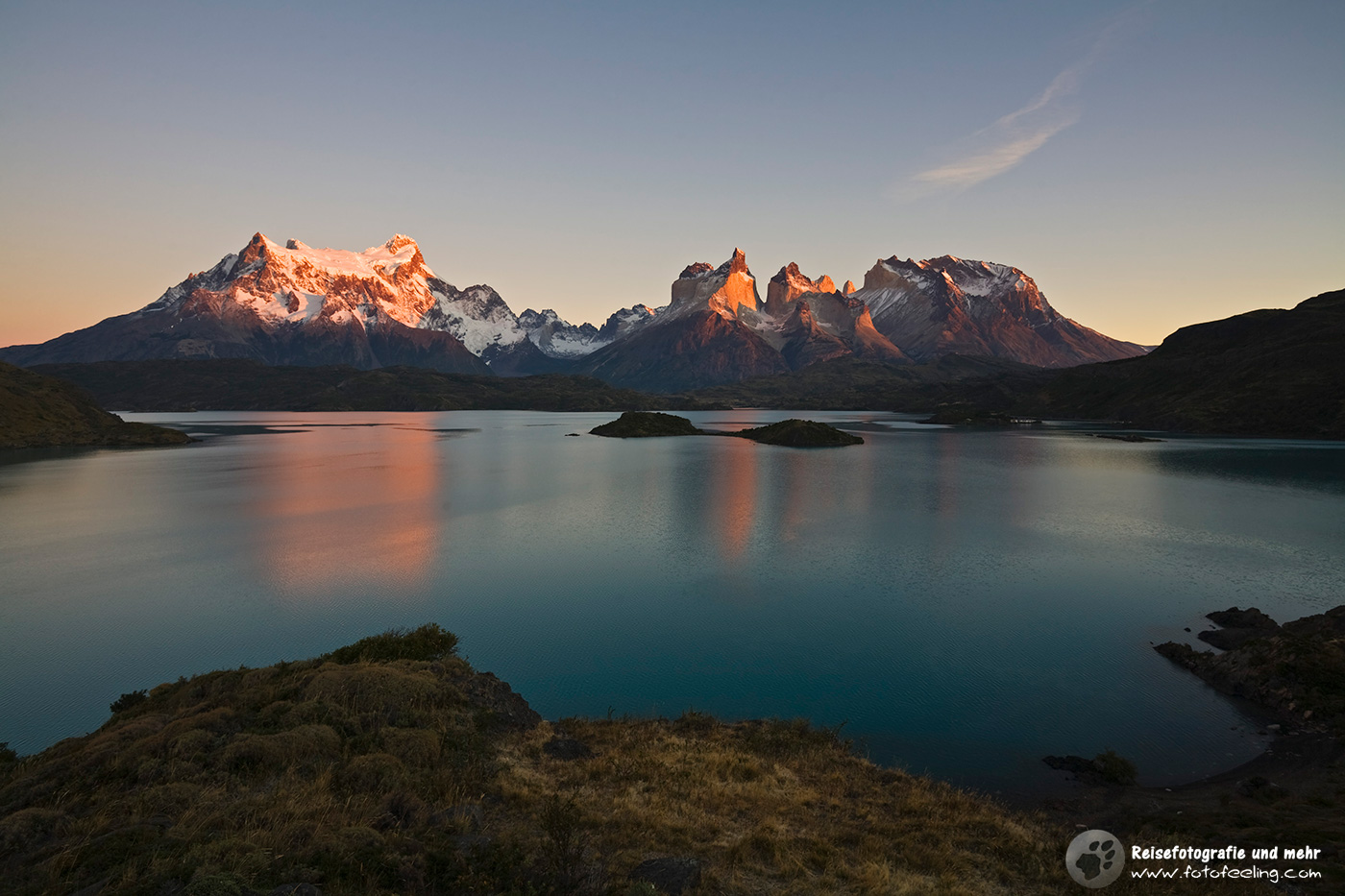 Erstes warmes Tageslicht auf dem Torres del Paine Bergmassiv am See Lago Pehoe