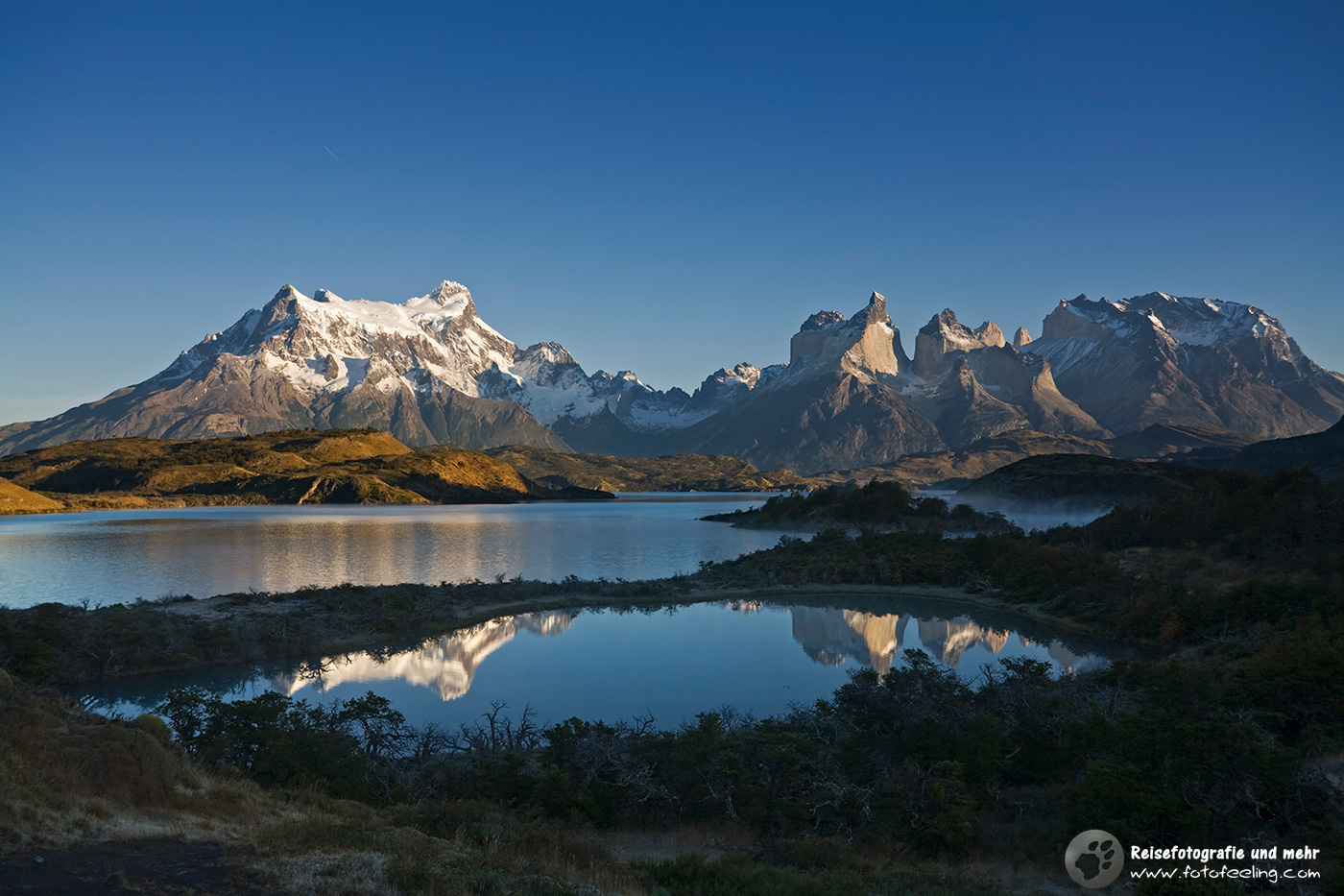 Morgenlicht auf dem Torres del Paine Bergmassiv am See Lago Pehoe