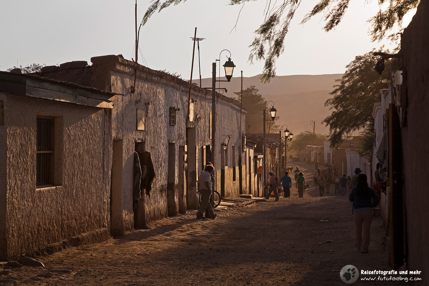 Staubige Gasse im Wüstenort San Pedro de Atacama