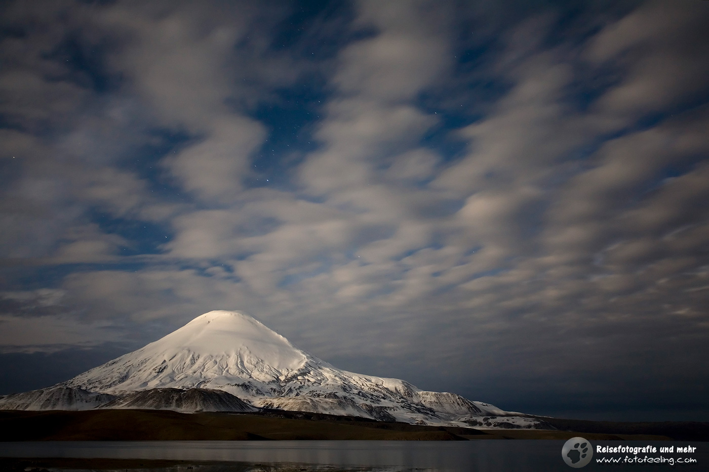 Vulkan Parinacota bei Vollmond am See Lago Chungara
