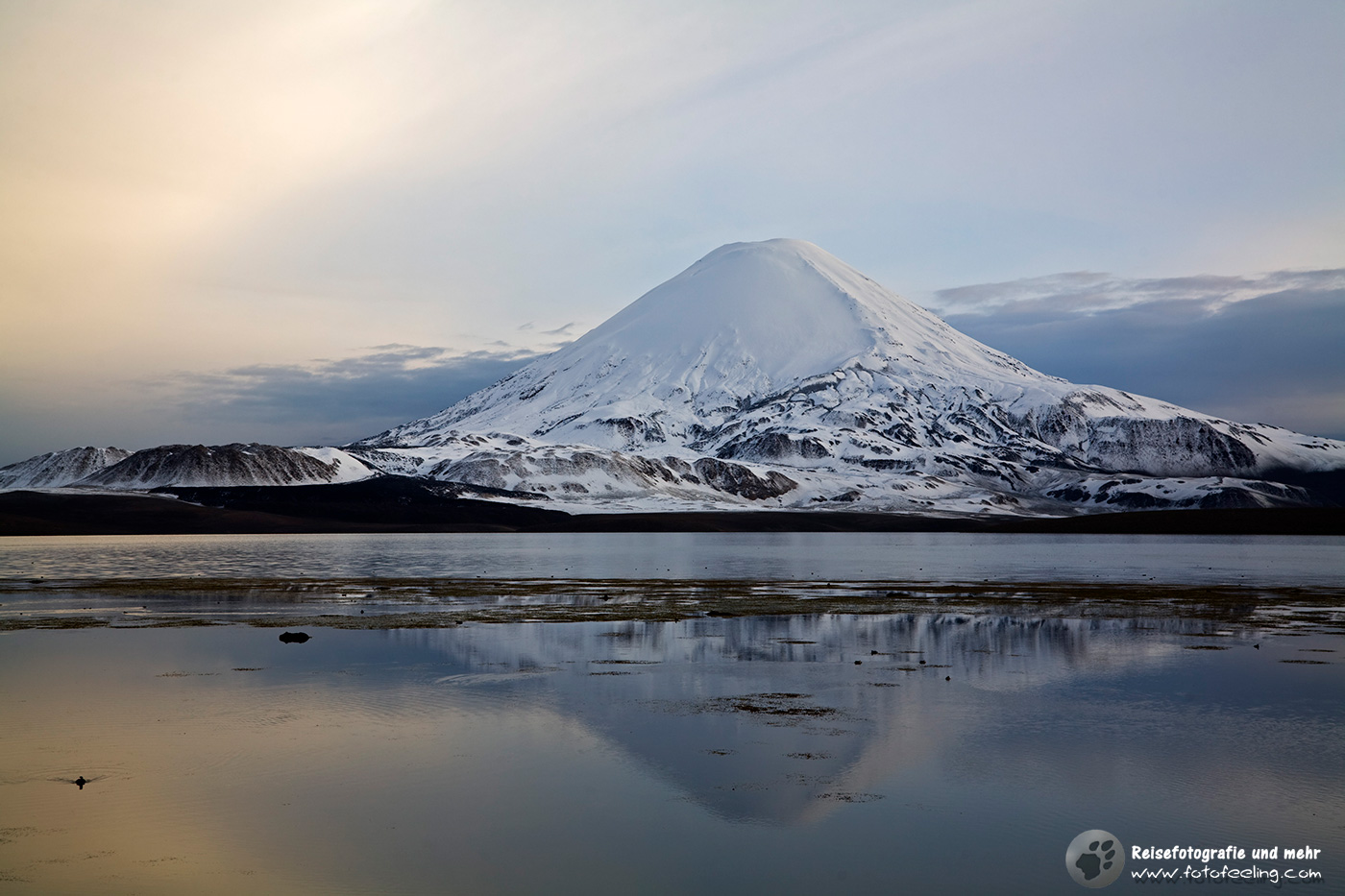 Vulkan Parinacota am frühen Morgen am See Lago Chungara