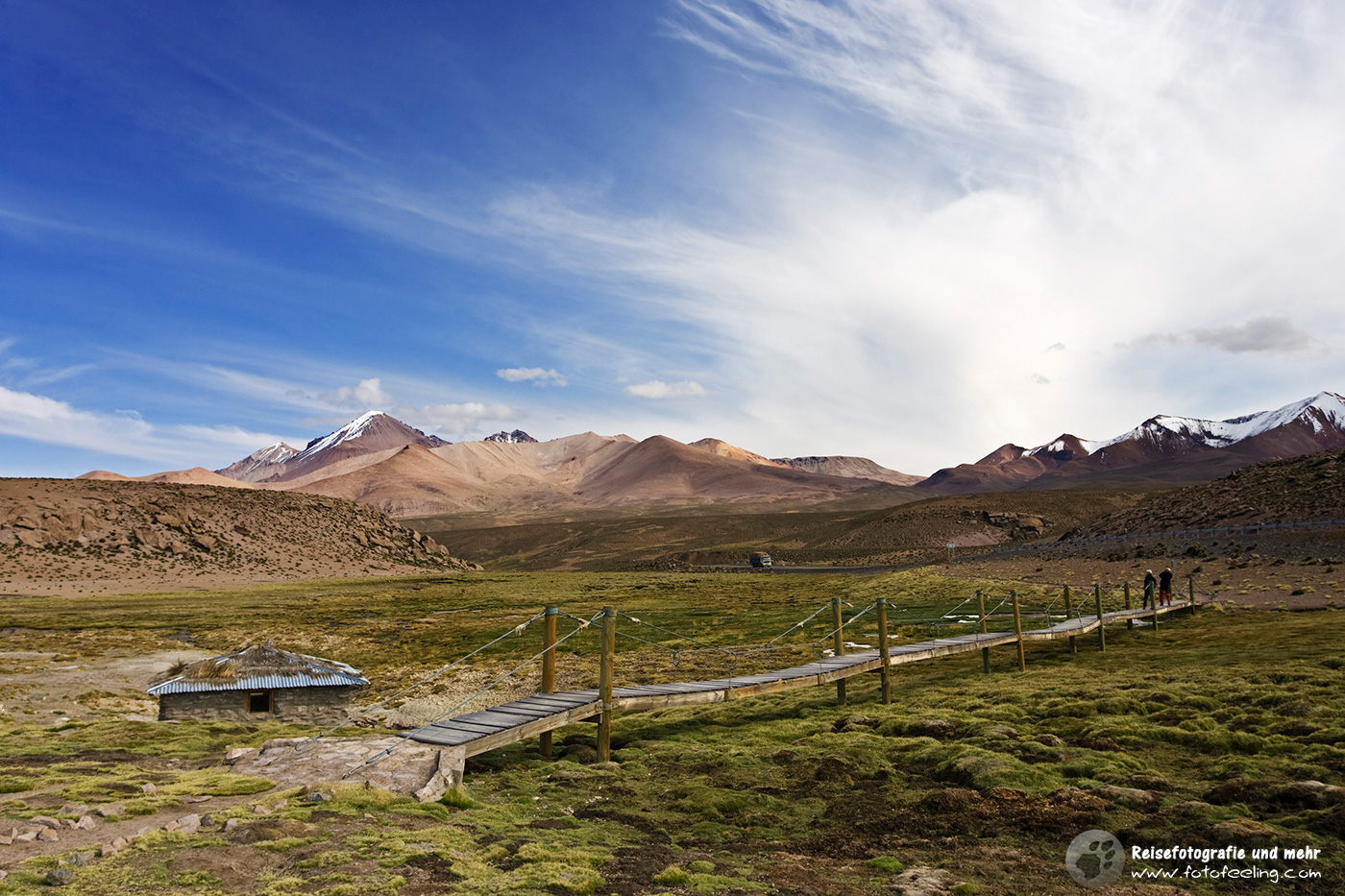Berglandschaft mit Hängebrücke und Thermalbad am Rundweg der Conaf Station Las Cuevas